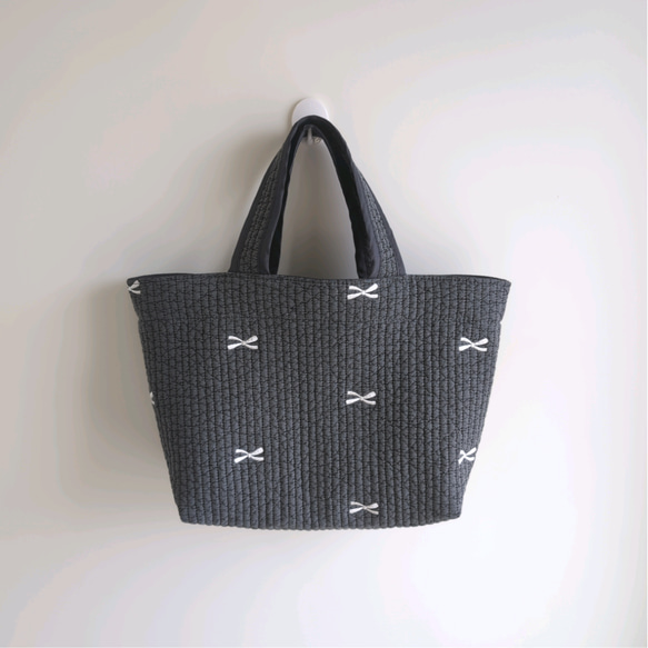 ✱受注制作✱ヌビバッグ Mサイズ /ヌビトートバッグ /ランチトート/ ダークグレー×リボン刺繍 1枚目の画像
