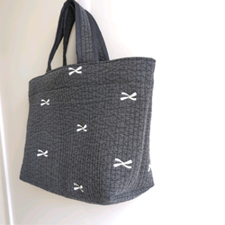 ✱受注制作✱ヌビバッグ Mサイズ /ヌビトートバッグ /ランチトート/ ダークグレー×リボン刺繍 2枚目の画像