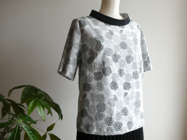 とても涼しく快適なハイネックブラウス(モノトーン)