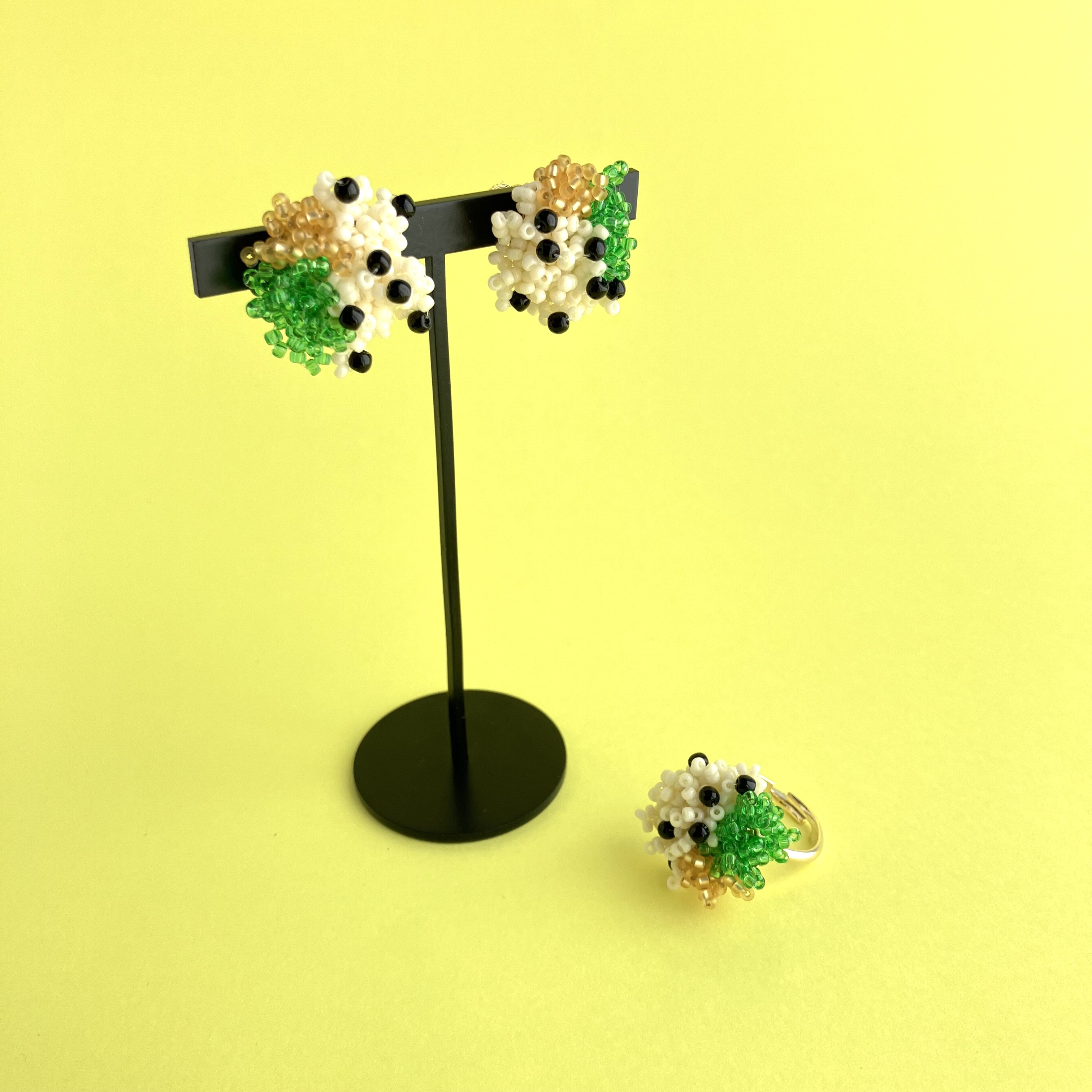 PomPomDropsイヤリング+リングセット　白黒ドット バイカラー グリーン×ゴールド MB01