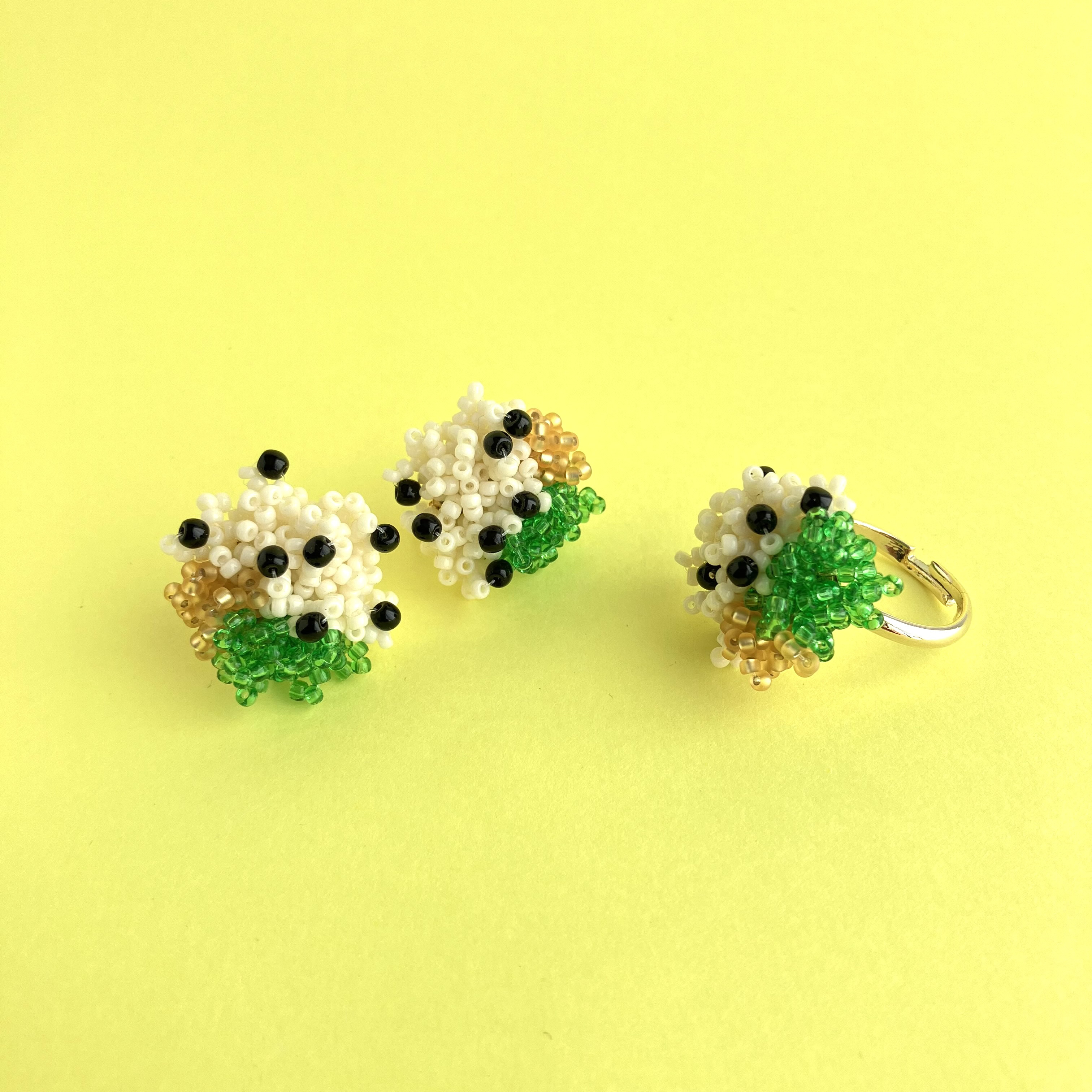 PomPomDropsイヤリング+リングセット　白黒ドット バイカラー グリーン×ゴールド MB01