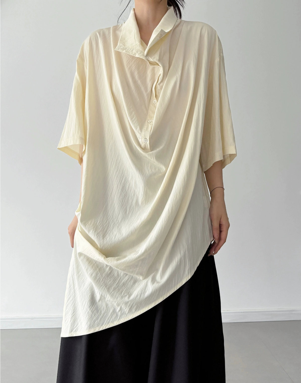 ボタンの留め外しで雰囲気が変わる☆アシンメトリーヘムシャツ  ペールイエロー