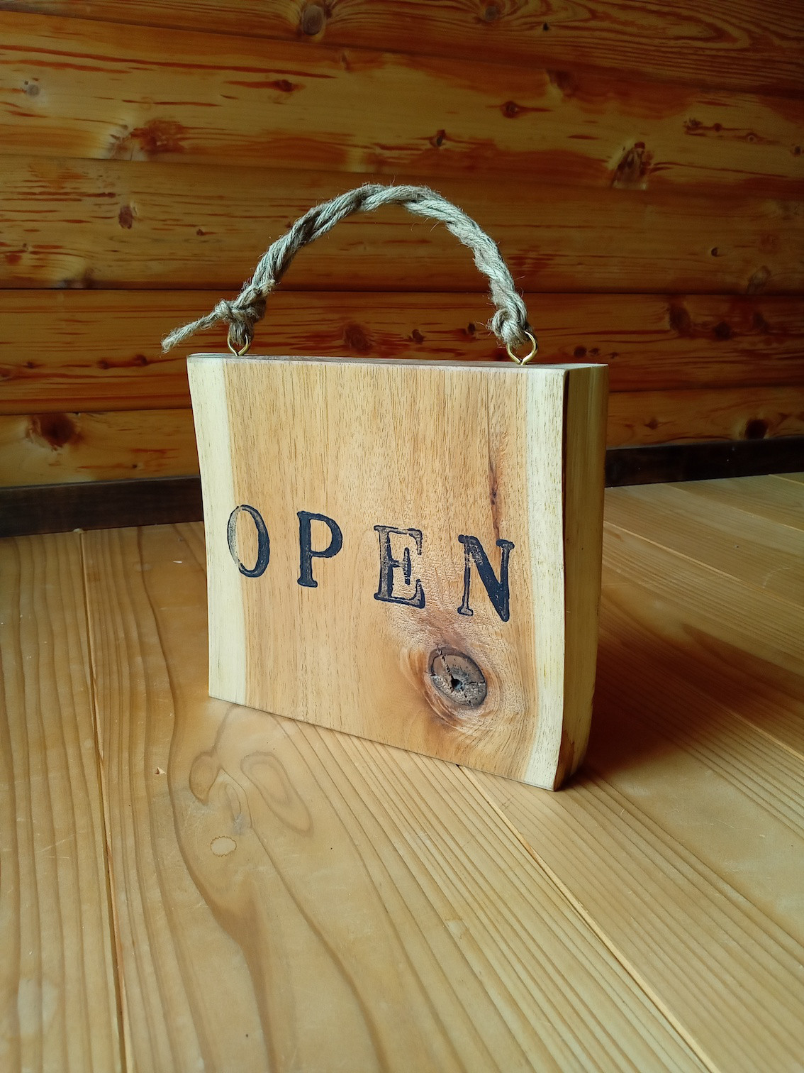 OPEN CLOSE 木製看板　鬼胡桃 19cm×22cm 厚み3cm