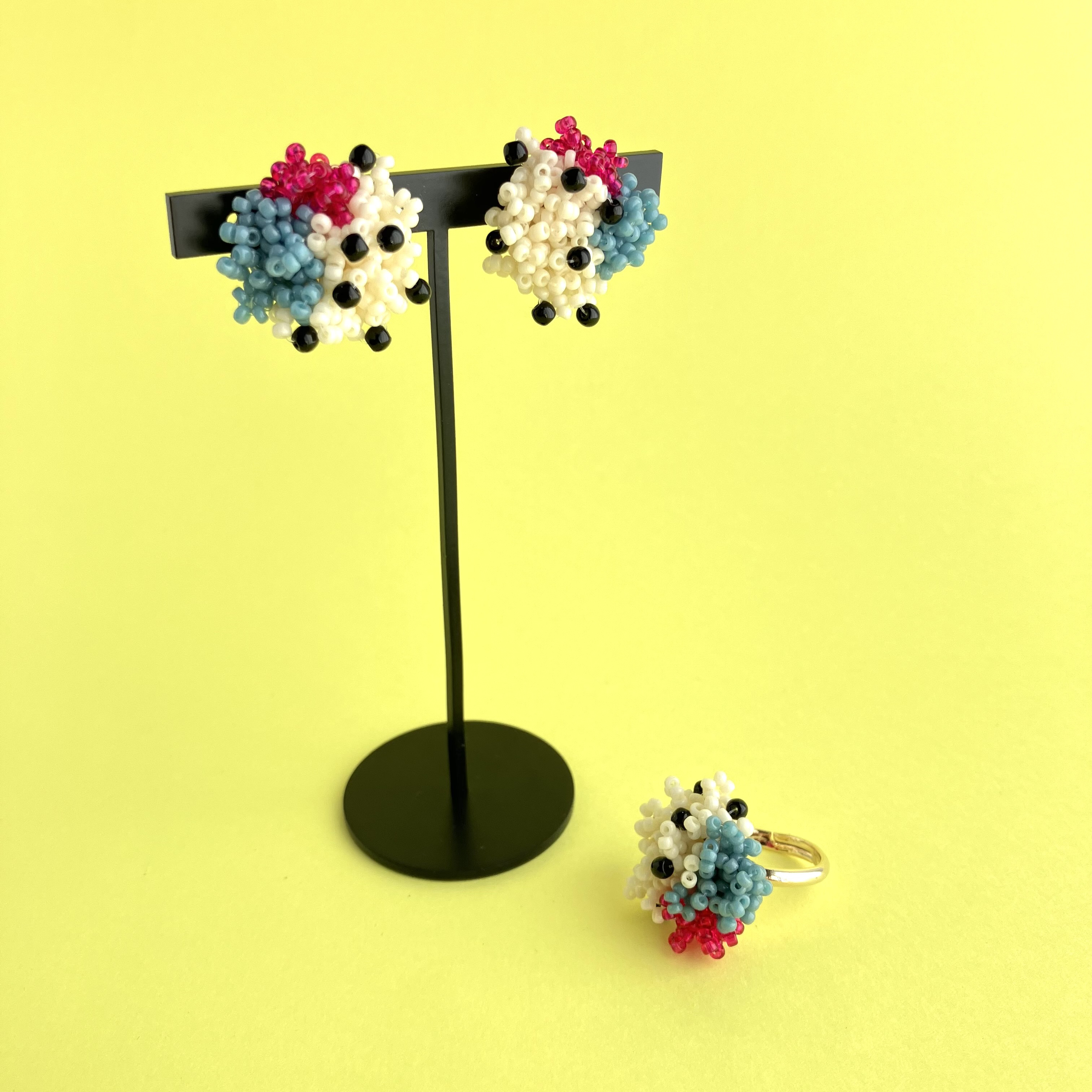 PomPomDropsイヤリング+リングセット　白黒ドット バイカラー ピンク×ブルー MB02