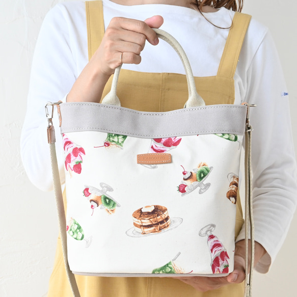 クリームソーダにパンケーキ…大人が持ちたい喫茶日和の2wayショルダーバッグ 倉敷産帆布とイタリアンレザー 1枚目の画像