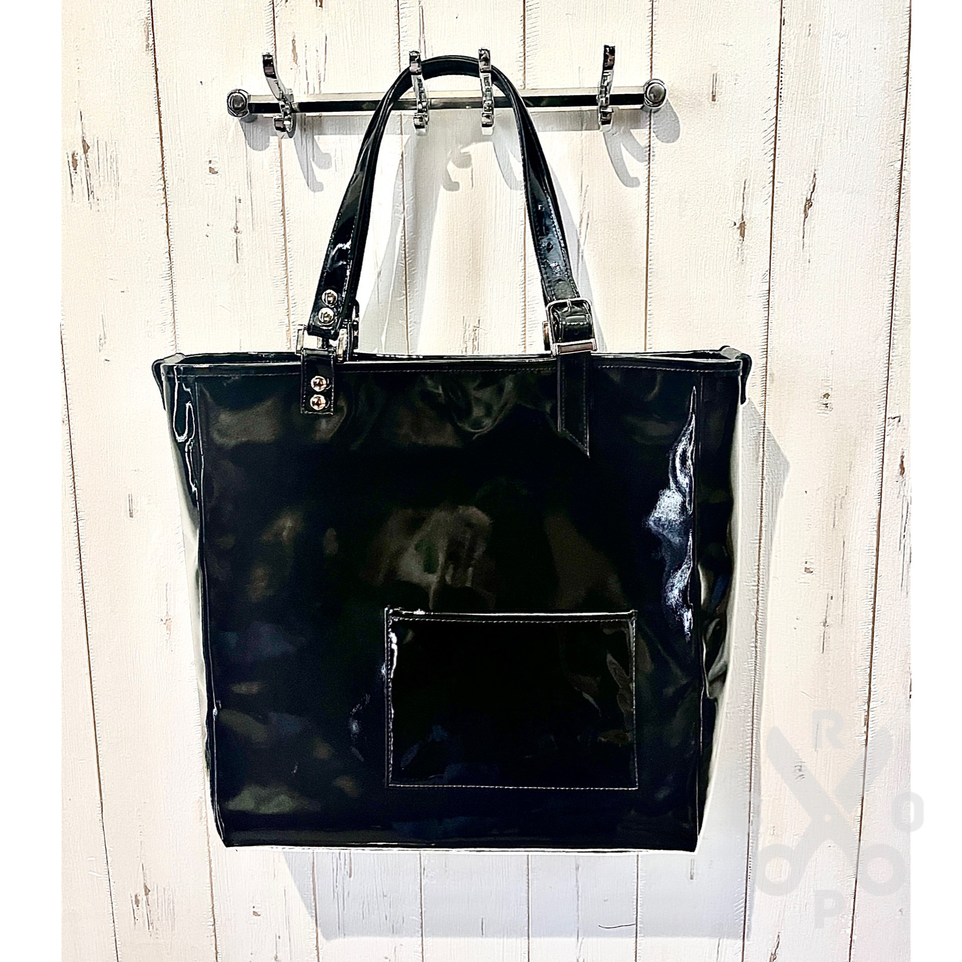 黒の牛革エナメルの持ち手の長さを変えられる大きめトートバッグ