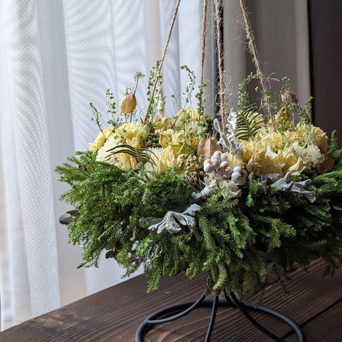 ドライフラワーリース 天井や壁に穴を開けない。置いて飾るフライング