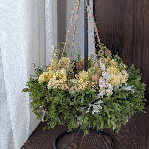 ドライフラワー★フライングリース★吊るし型♪アレンジメント♪癒し♪ ドライフラワーリース 天井や壁に穴を開けない。置いて飾る