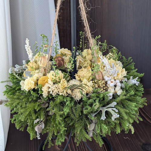 ドライフラワーリース 天井や壁に穴を開けない。置いて飾る