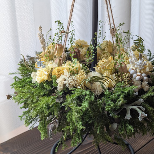 ドライフラワーリース 天井や壁に穴を開けない。置いて飾る