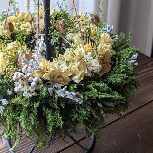 ドライフラワーリース 天井や壁に穴を開けない。置いて飾るフライング