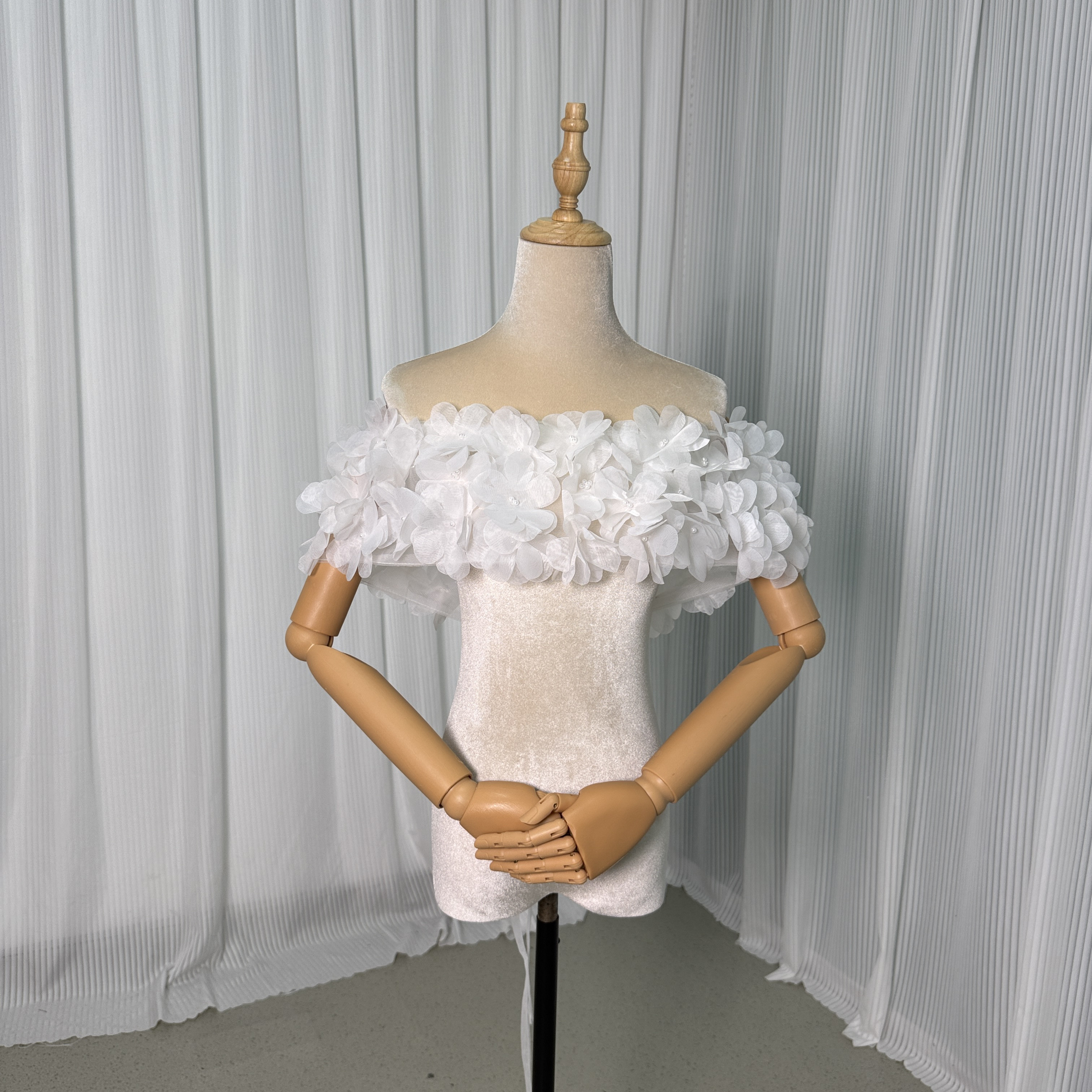 送料無料！オフショルダー 花モチーフ ビーズ 編み上げ 可愛い プリンセスライン 取り外し 結婚式