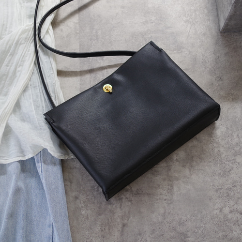 薄くて軽いショルダーバッグ(ブラック) ショルダーバッグ Hazuki