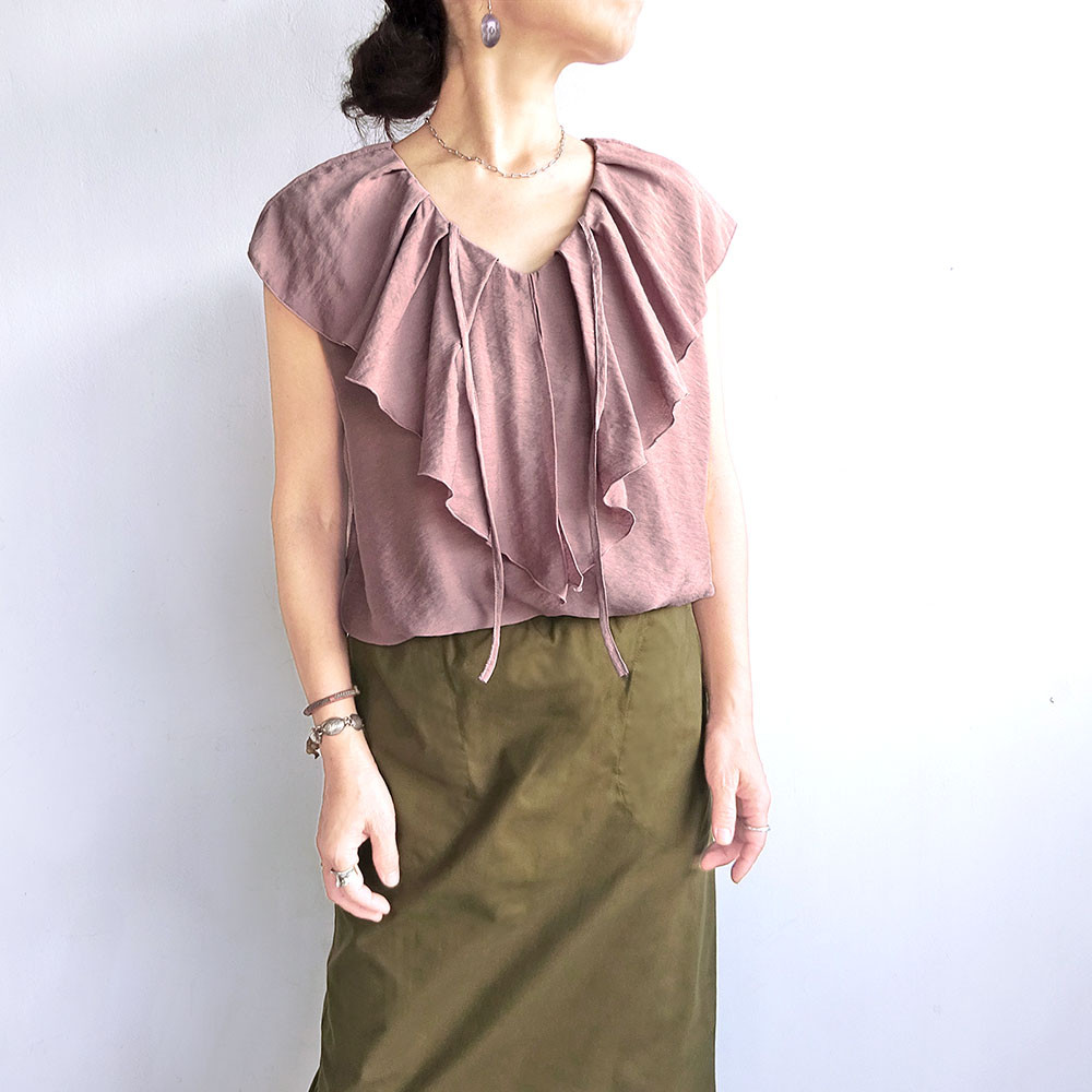 ラッフルカラーノースリーブブラウス（ダスティピンク)