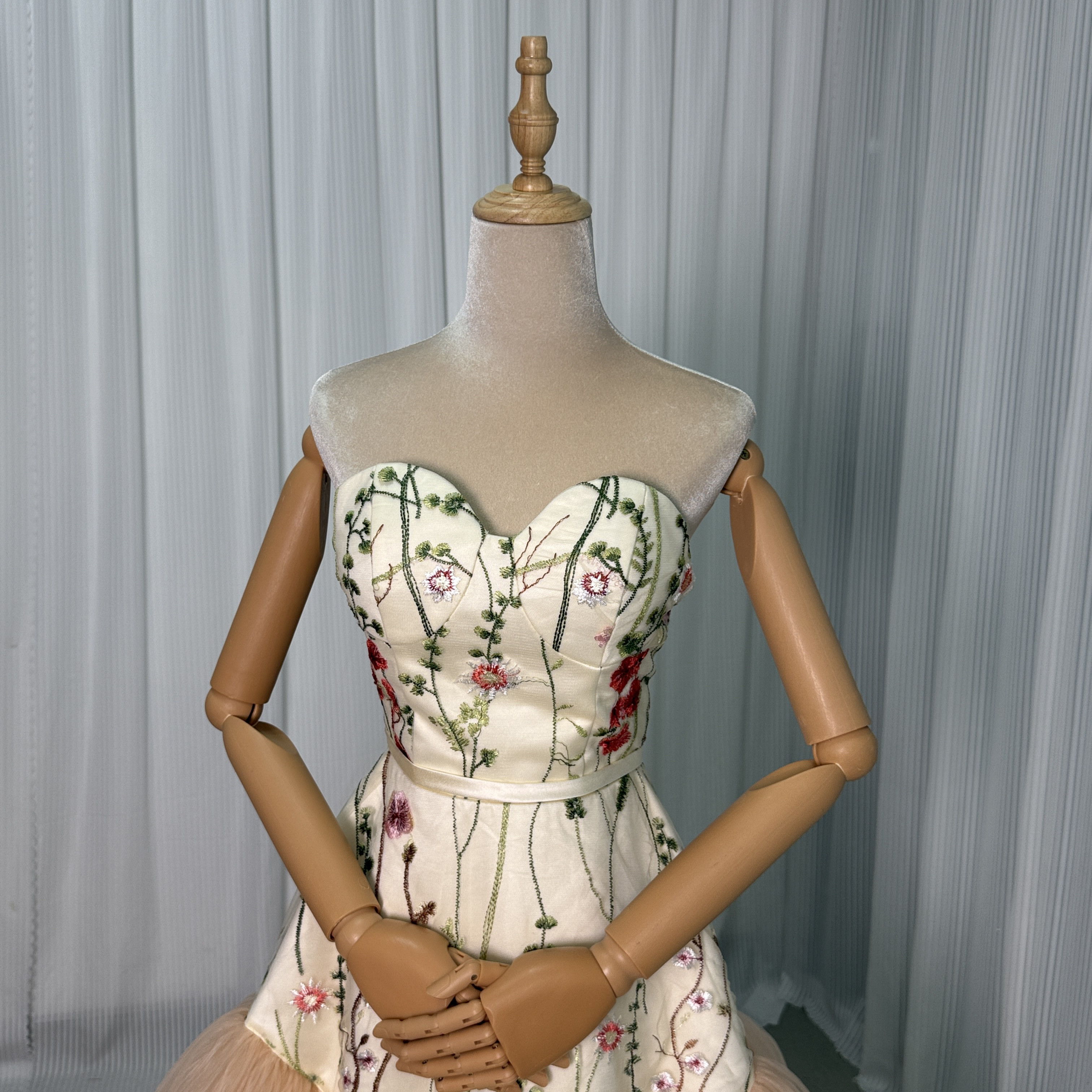 送料無料！カラードレス プリーツドレス デザイン感 編み上げ ベアトップ 披露宴/結婚式 短トレーン