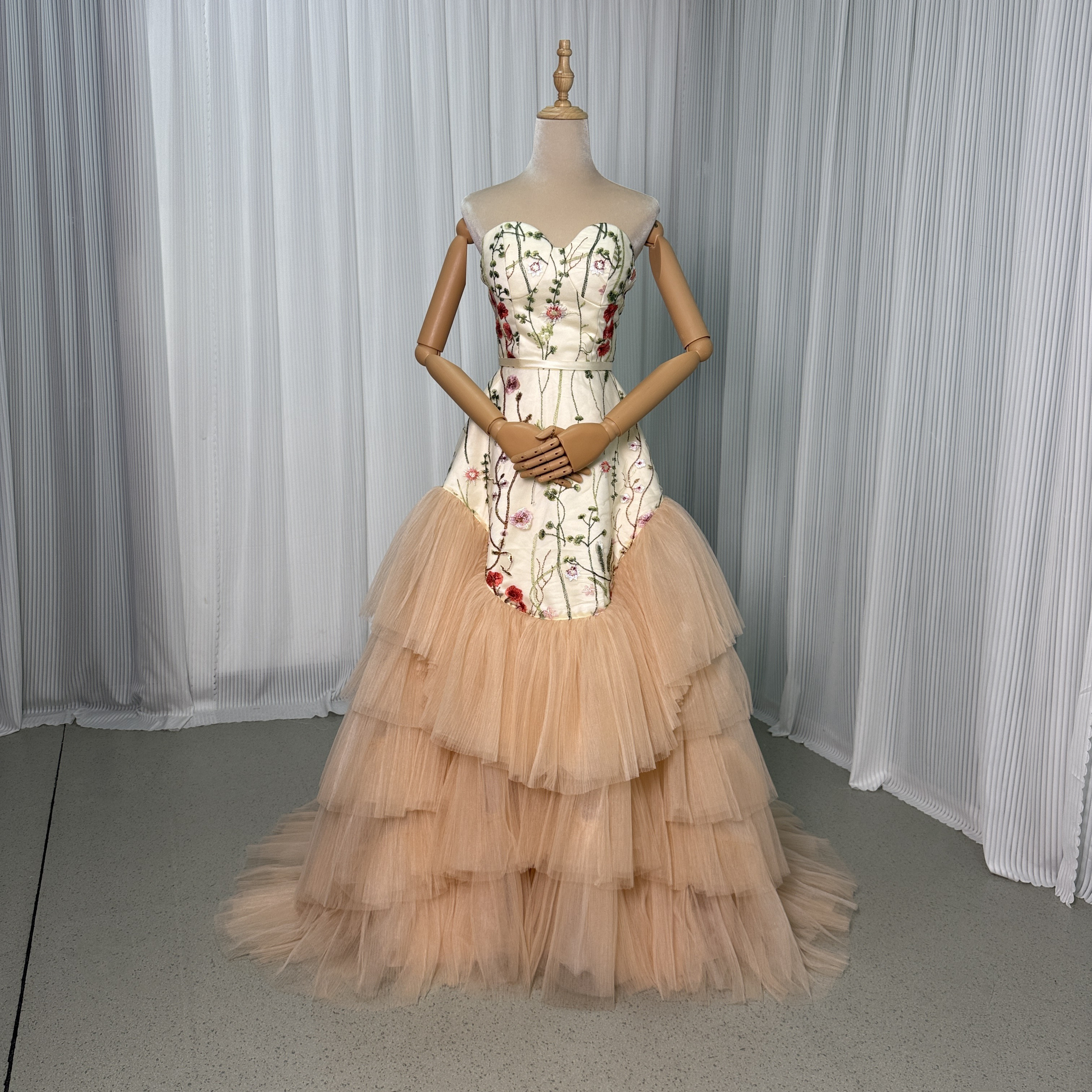 送料無料！カラードレス プリーツドレス デザイン感 編み上げ ベアトップ 披露宴/結婚式 短トレーン