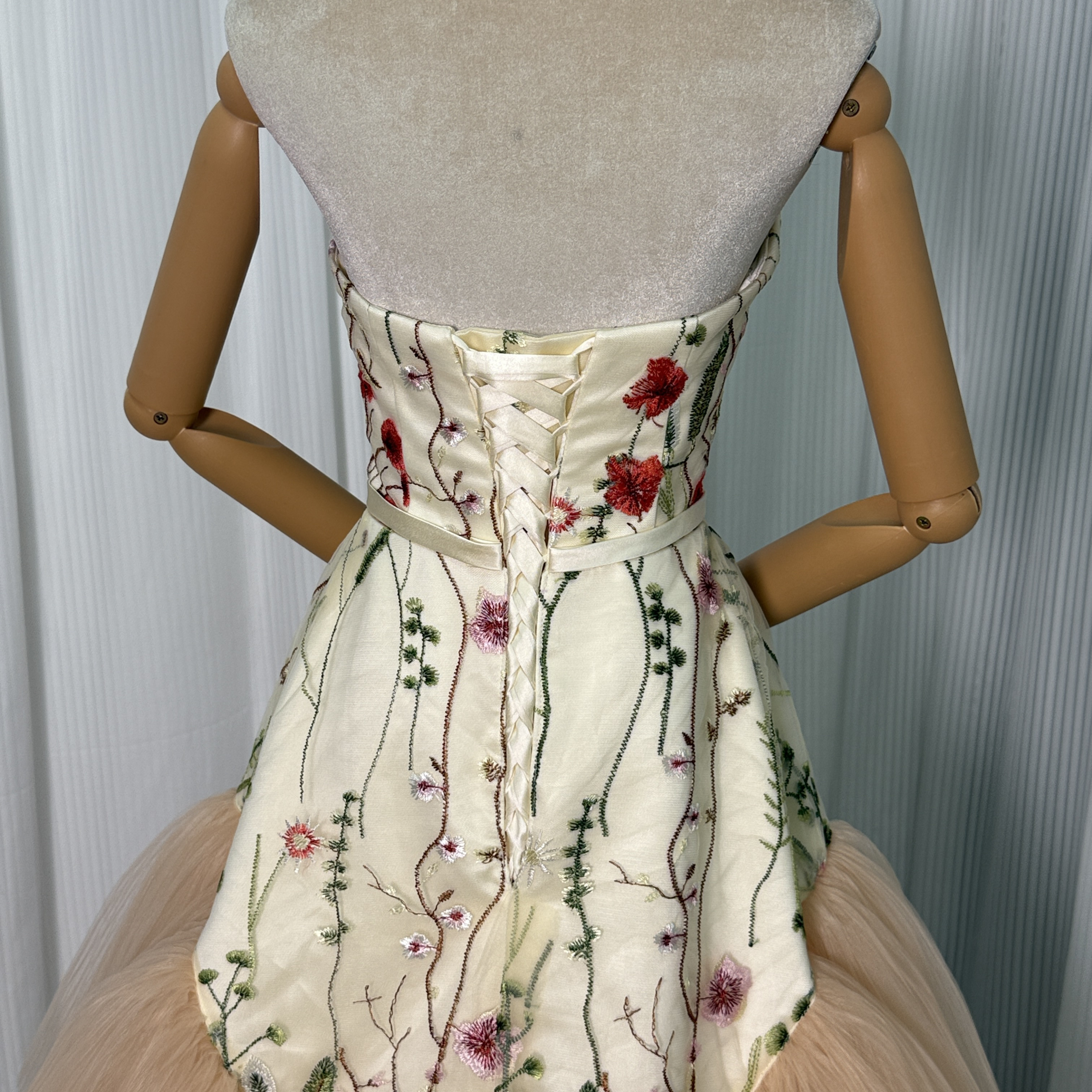 送料無料！カラードレス プリーツドレス デザイン感 編み上げ ベアトップ 披露宴/結婚式 短トレーン