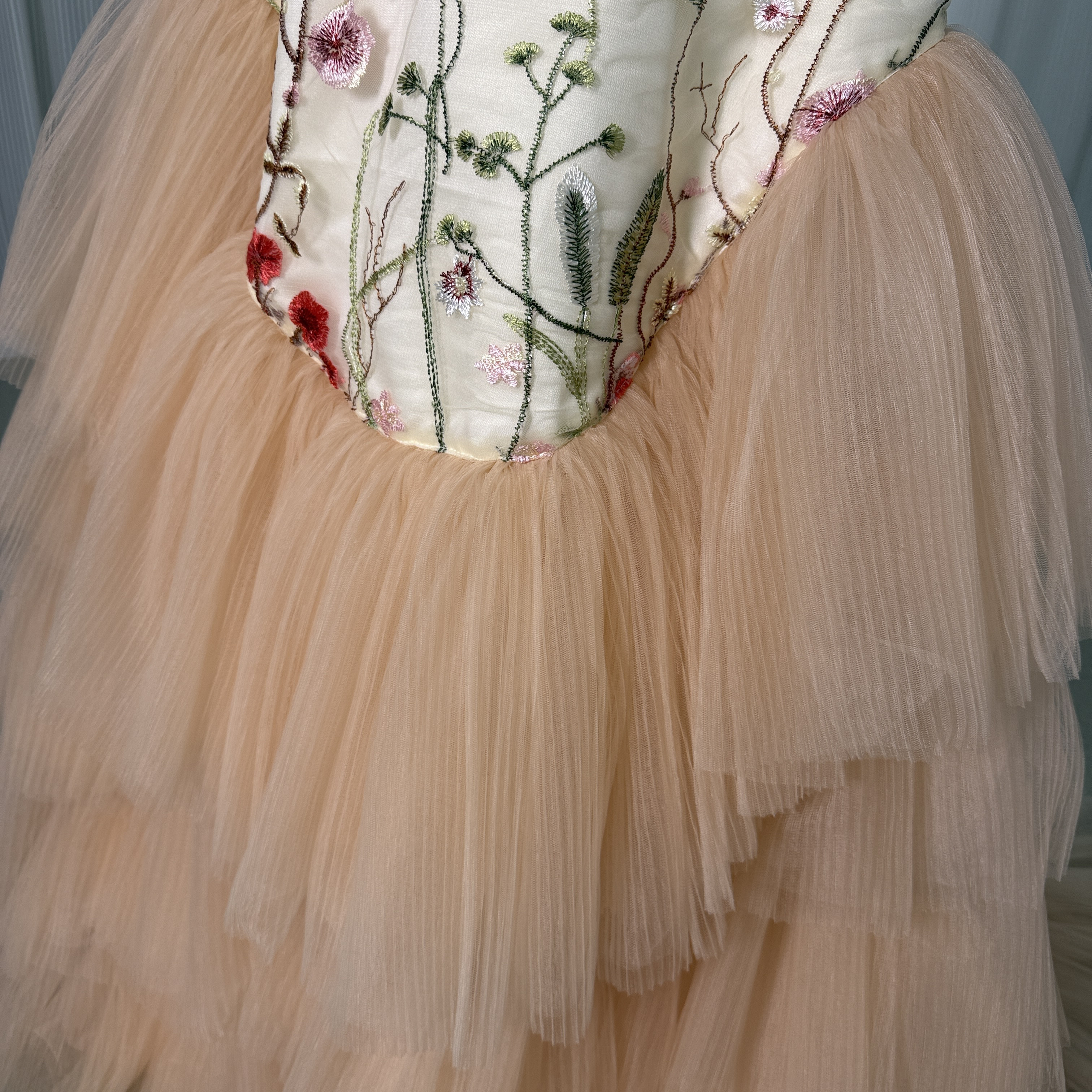 送料無料！カラードレス プリーツドレス デザイン感 編み上げ ベアトップ 披露宴/結婚式 短トレーン