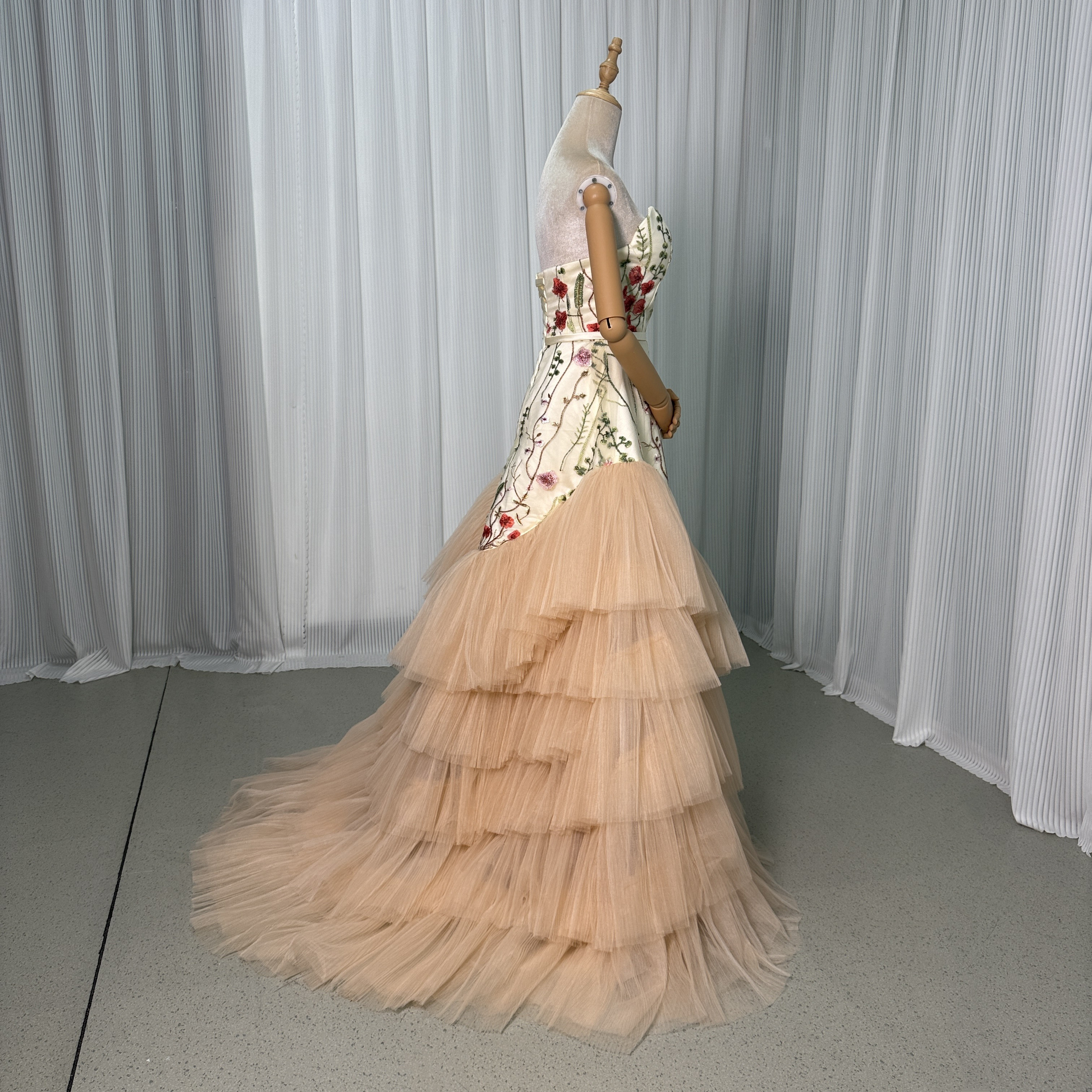 送料無料！カラードレス プリーツドレス デザイン感 編み上げ ベアトップ 披露宴/結婚式 短トレーン