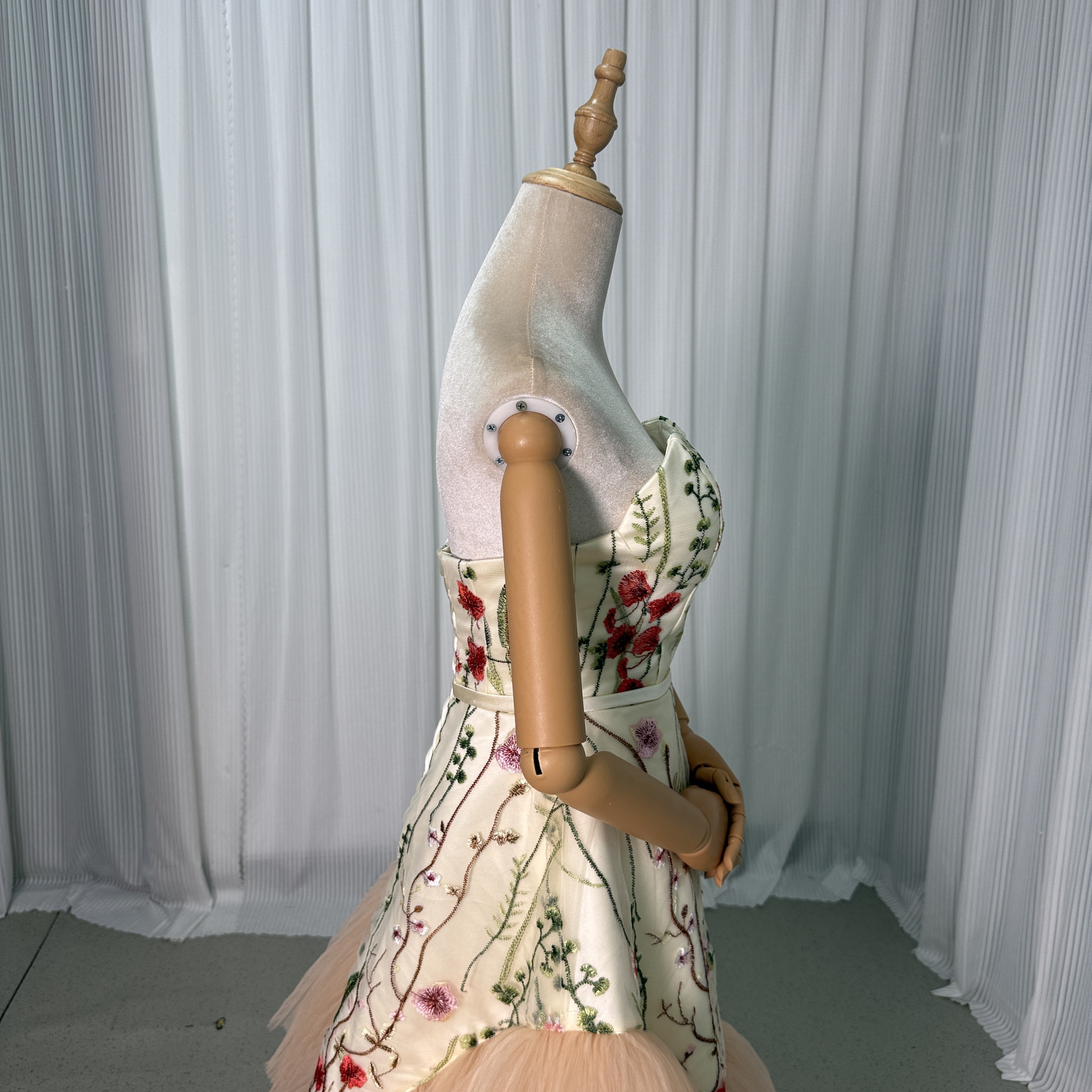 送料無料！カラードレス プリーツドレス デザイン感 編み上げ ベアトップ 披露宴/結婚式 短トレーン