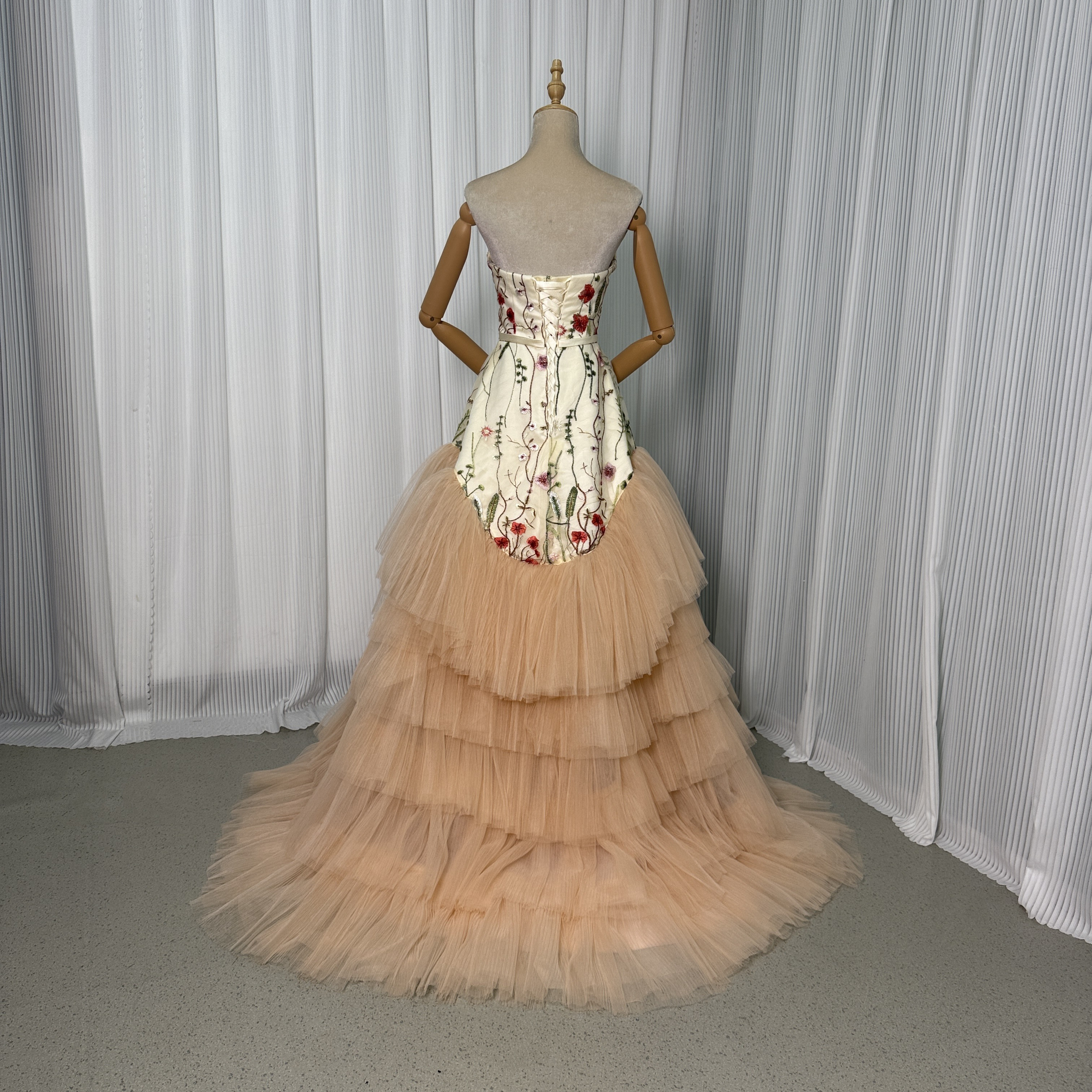 送料無料！カラードレス プリーツドレス デザイン感 編み上げ ベアトップ 披露宴/結婚式 短トレーン