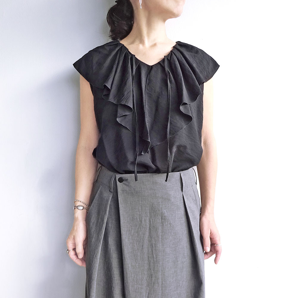ラッフルカラーノースリーブブラウス（ブラック)