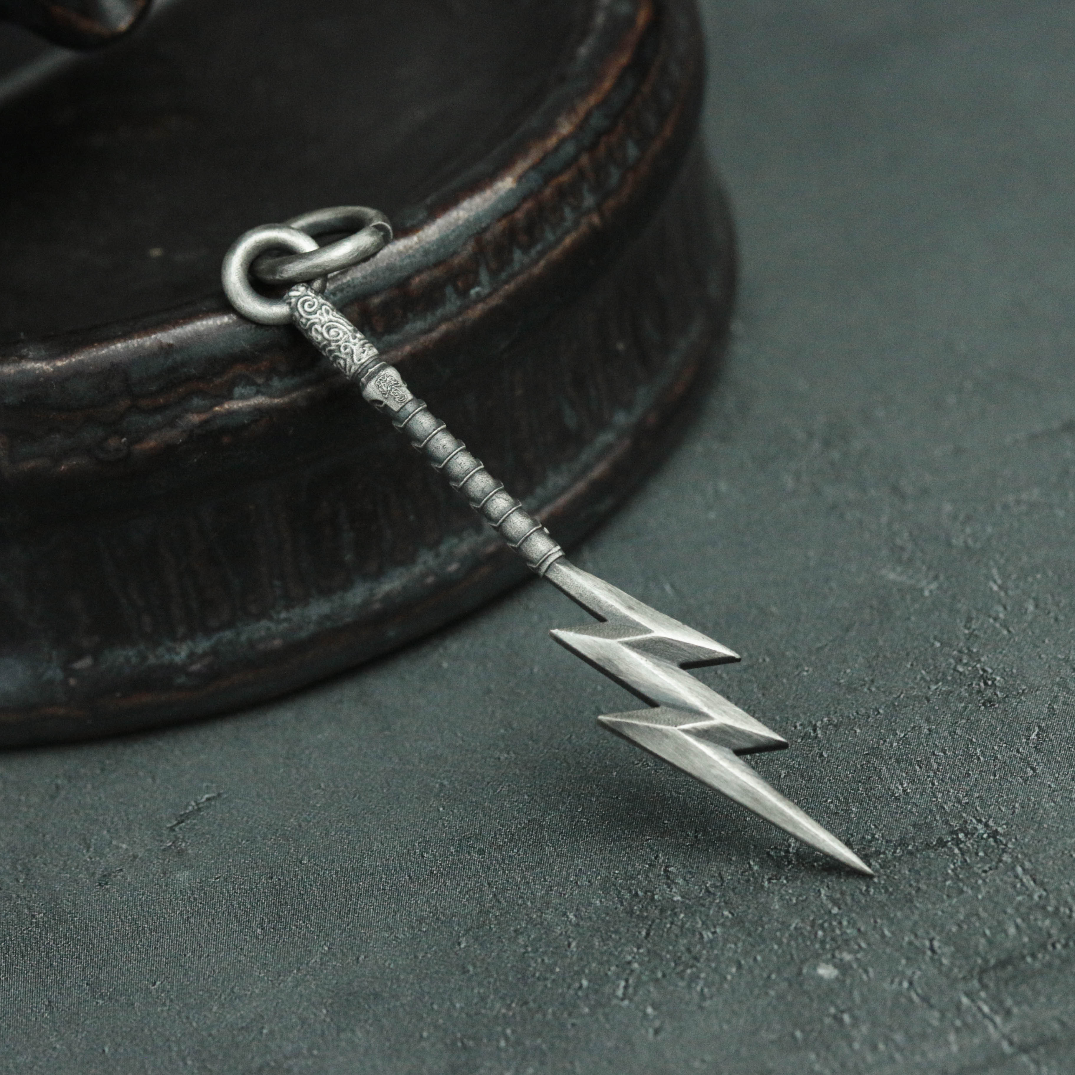 ゼウスの稲妻 武器ペンダント - 北欧神話の雷 - 手作り925シルバーネックレス