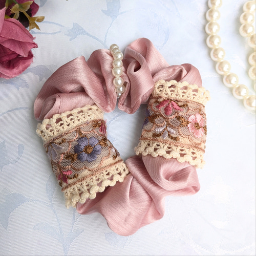 Kana♡  リボン 刺繍 アイボリー ×スモーキーピンク フリル サテン生地 シュシュ 花柄 インド刺繍リボン レースパールパール