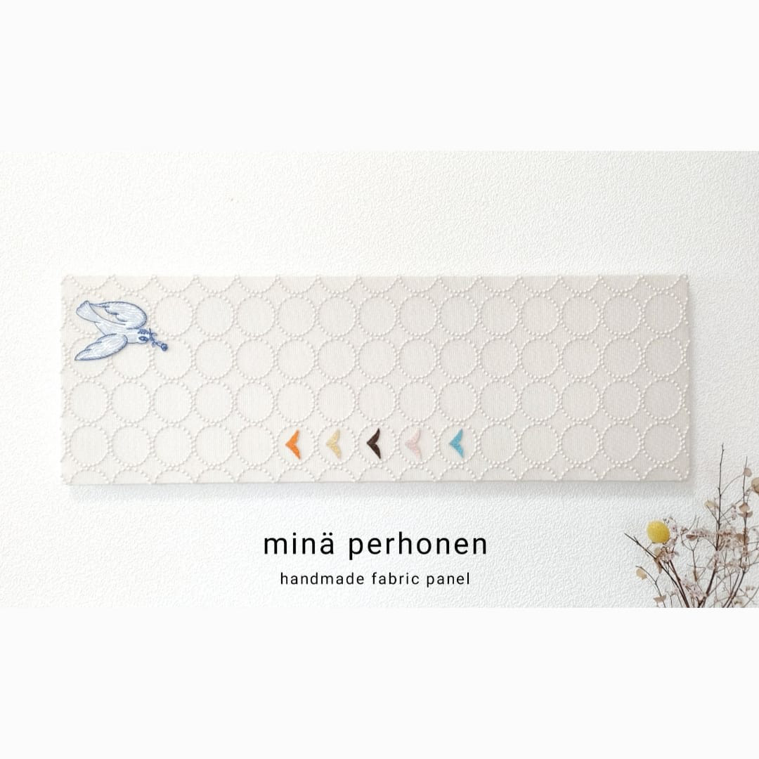大型　ファブリックパネル　ミナペルホネン　ボード　パネル　ベージュ　インテリア　タンバリン　スキップ　チョウチョ　お祝い