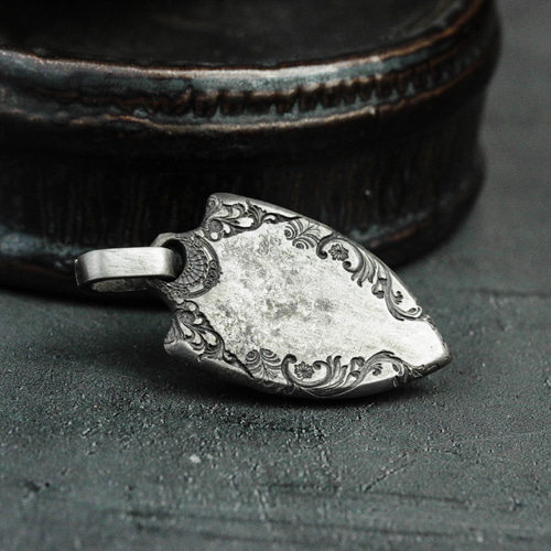 エンボスライオン 925シルバー ペンダント - 盾モチーフ 動物デザイン