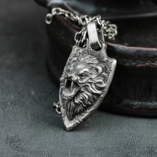 エンボスライオン 925シルバー ペンダント - 盾モチーフ 動物デザイン