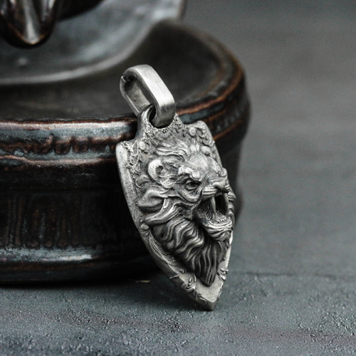 最終　シルバー 925ペンダントヘッド ライオン エンボスライオン 925シルバー ペンダント - 盾モチーフ 動物デザイン