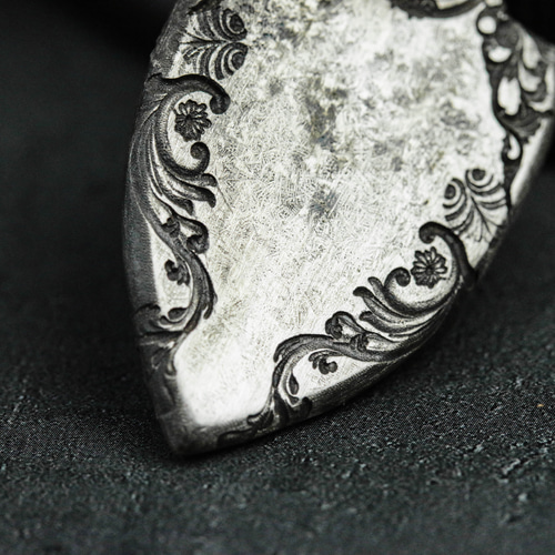 エンボスライオン 925シルバー ペンダント - 盾モチーフ 動物デザイン