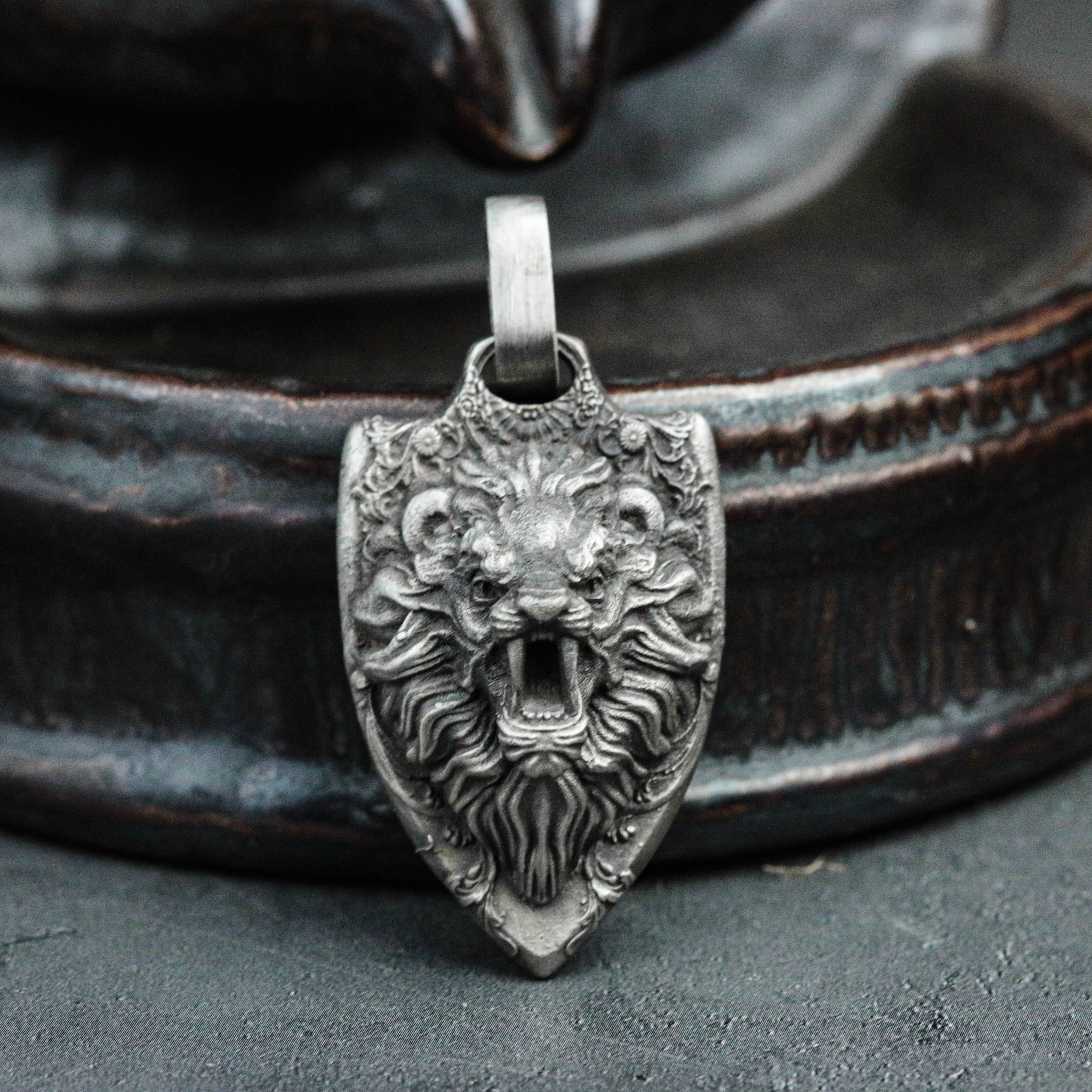 エンボスライオン 925シルバー ペンダント - 盾モチーフ 動物デザイン ネックレス - 個性的なハンドメイドライオン