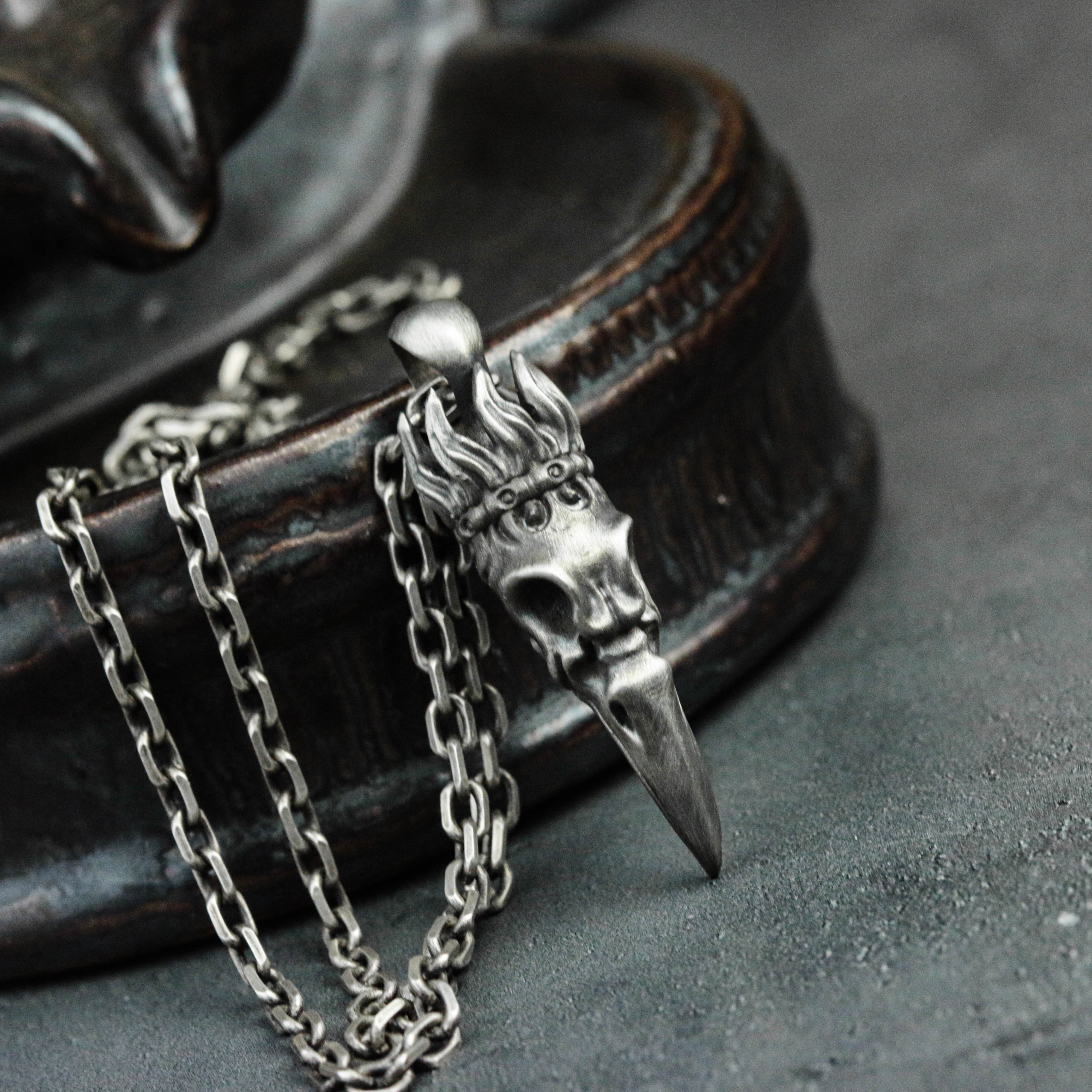 レイヴンスカル 925シルバー ペンダント - トライバルトーテム 鳥の頭蓋骨ネックレス - 哀しみを告げるカラスモチー