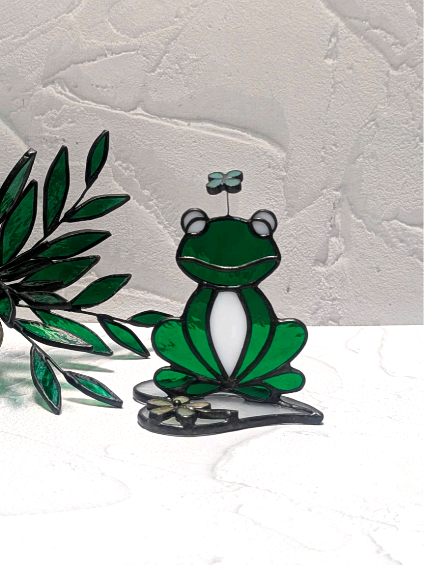 ステンドグラス置物、しあわせカエル（小）、四つ葉のクローバーを乗せて、気分もアゲアゲ^0^