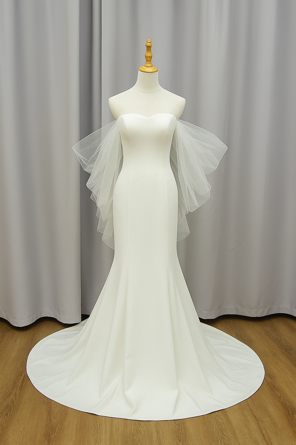 シンプルなウエディングドレス　取り外しふわふわバックチュールリボン　マーメイド　トレーン　マットクレープ  クールで華や