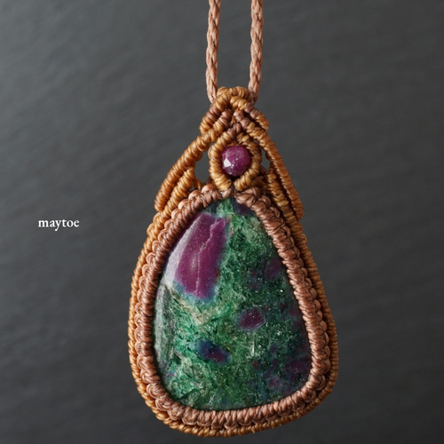 ルビーインカイヤナイト天然石のマクラメ編みペンダント ルビーイン