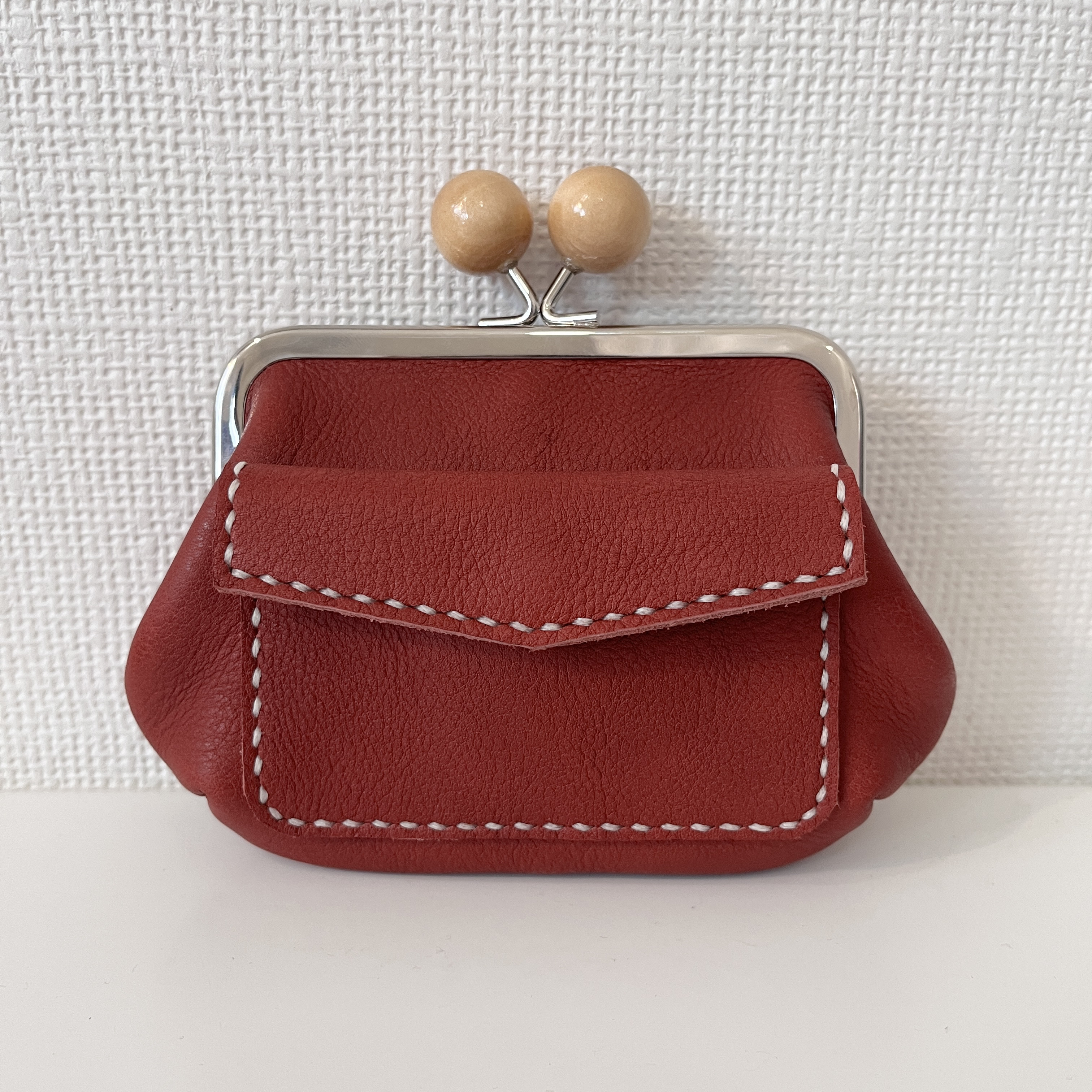 ぱかっと開くとお部屋が3つの親子がまぐち♪外ポッケが付いた木玉口金の本革ミニ財布