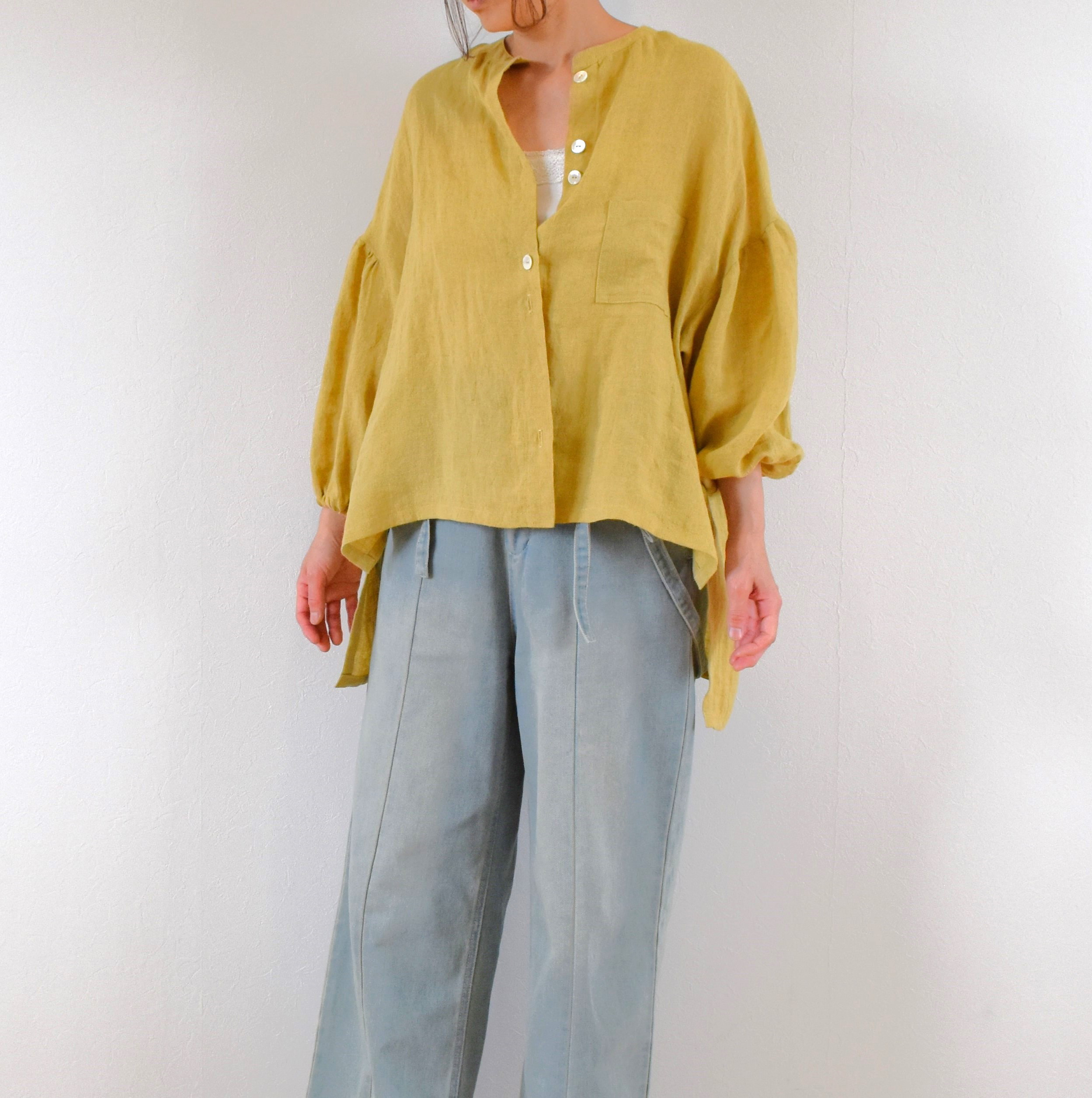 やわらかリネン100％ バンドカラー ギャザースリーブ ブラウス / グレイッシュイエロー