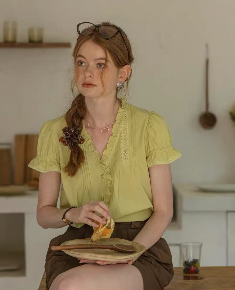 フリル Vネックブラウス　半袖ブラウス