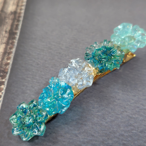 青と水色のドライフラワーの花びら達とガラスガレットの花型レジンの