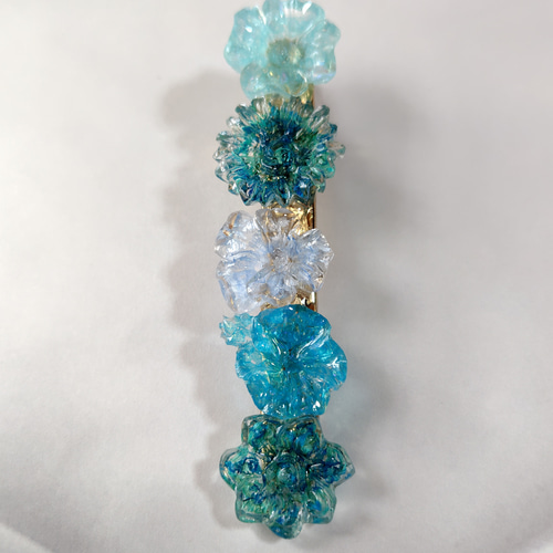 青と水色のドライフラワーの花びら達とガラスガレットの花型レジンの