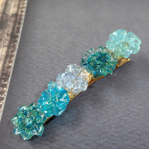 青と水色のドライフラワーの花びら達とガラスガレットの花型レジンの