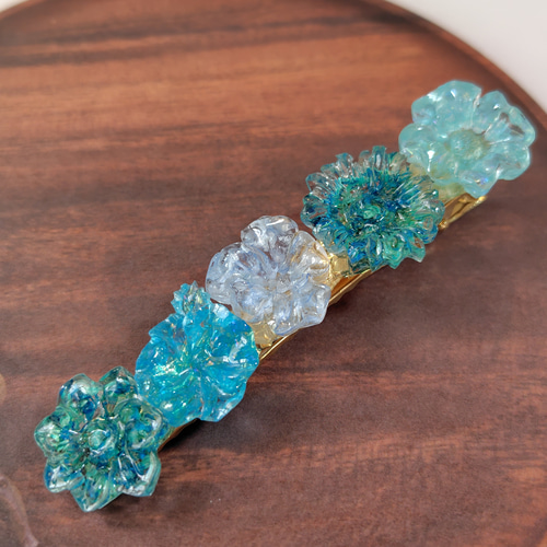 青と水色のドライフラワーの花びら達とガラスガレットの花型レジンの