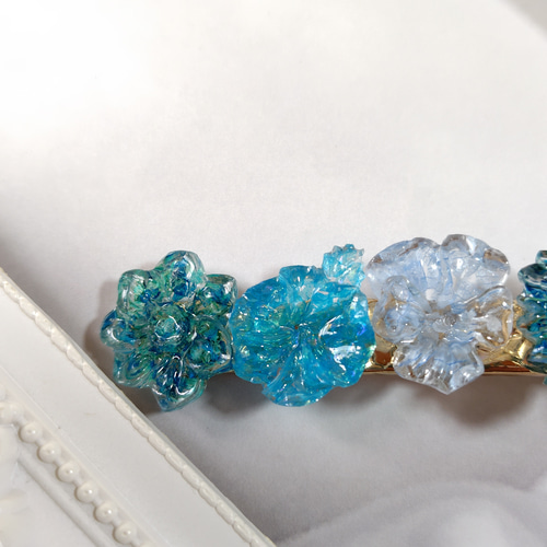 青と水色のドライフラワーの花びら達とガラスガレットの花型レジンの