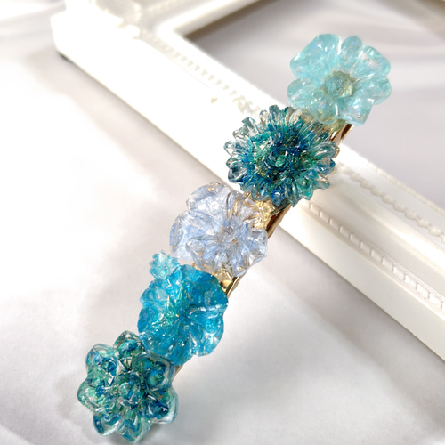 青と水色のドライフラワーの花びら達とガラスガレットの花型レジンの