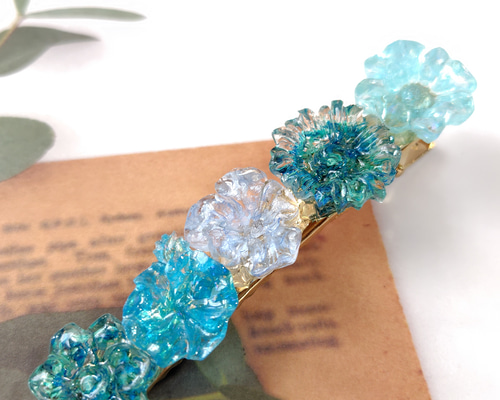 青と水色のドライフラワーの花びら達とガラスガレットの花型レジンの