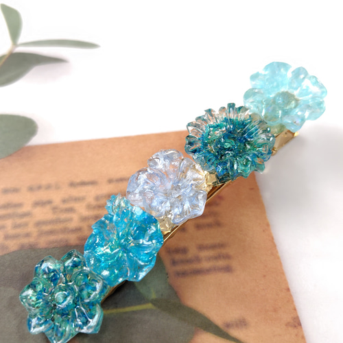 青と水色のドライフラワーの花びら達とガラスガレットの花型レジンの