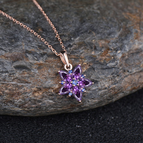 半貴石アート　薔薇　額　アンティークアート　ルビー　サファイア　アメジスト K18YG アミュレットペンダントトップ(エメラルド・ルビー・サファイア